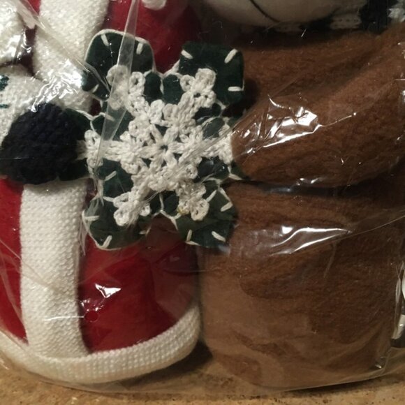 SANTA + REINDEER PLUSH HOLDING SNOWFLAKE TOGETHER VANSON INTL - Picture 4 of 9